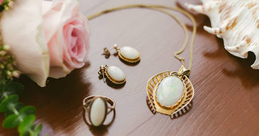 What is Consignment Jewelry? Everything You Need To Know
