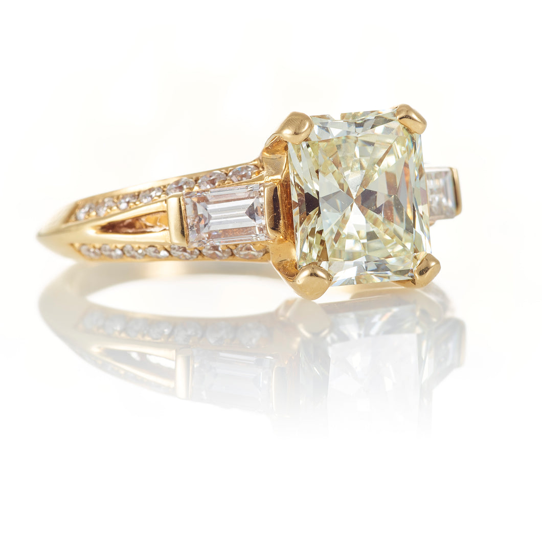 Radiant Cut Diamond Engagement Ring in Yellow Gold