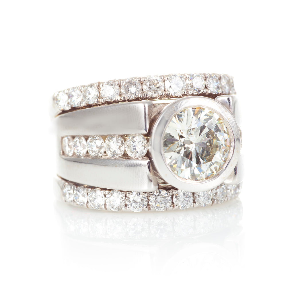 Round Brilliant Cut Diamond Wedding Ring in White Gold